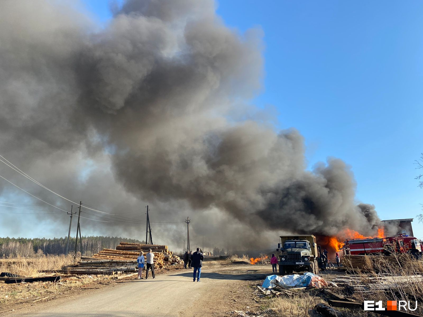 Свердловская область в огне: сразу в нескольких населенных пунктах бушует пламя
