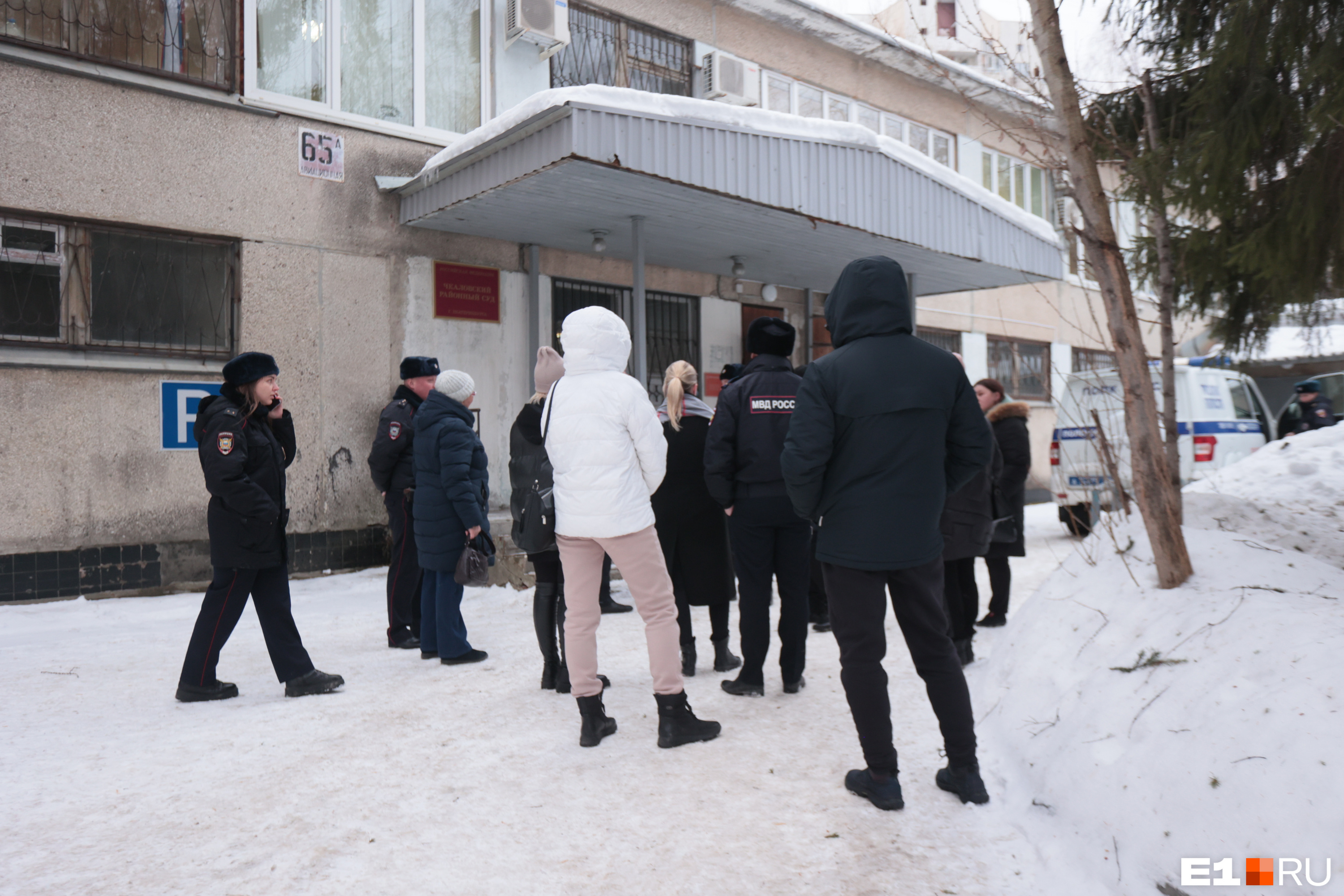 Жители заранее собрались возле Чкаловского суда, за ними присматривали полицейские
