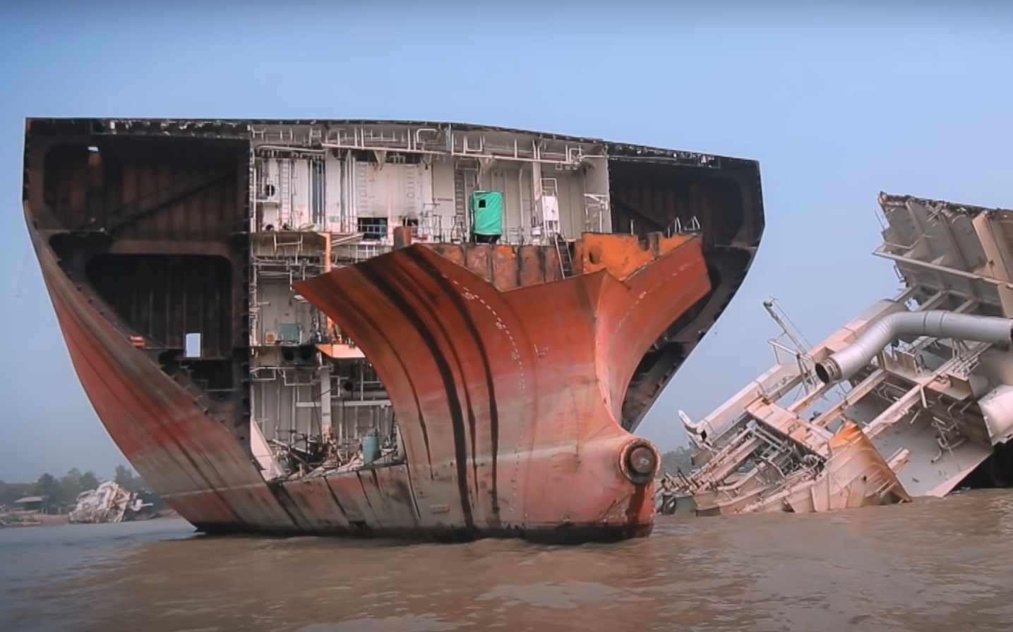 Разборка кораблей считается одной из самых опасных работ в мире