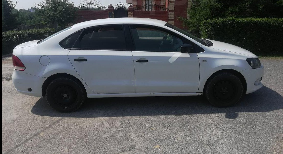 Продавец выставил белый автомобиль за 550 тысяч рублей