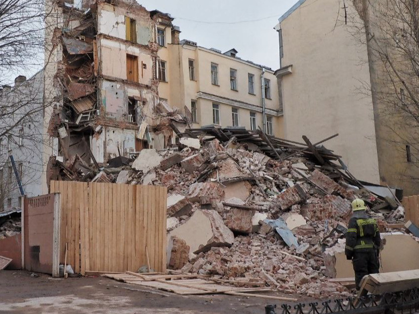 «Слушайте МЧС и меня, всё»: как рушился дом в центре Петербурга