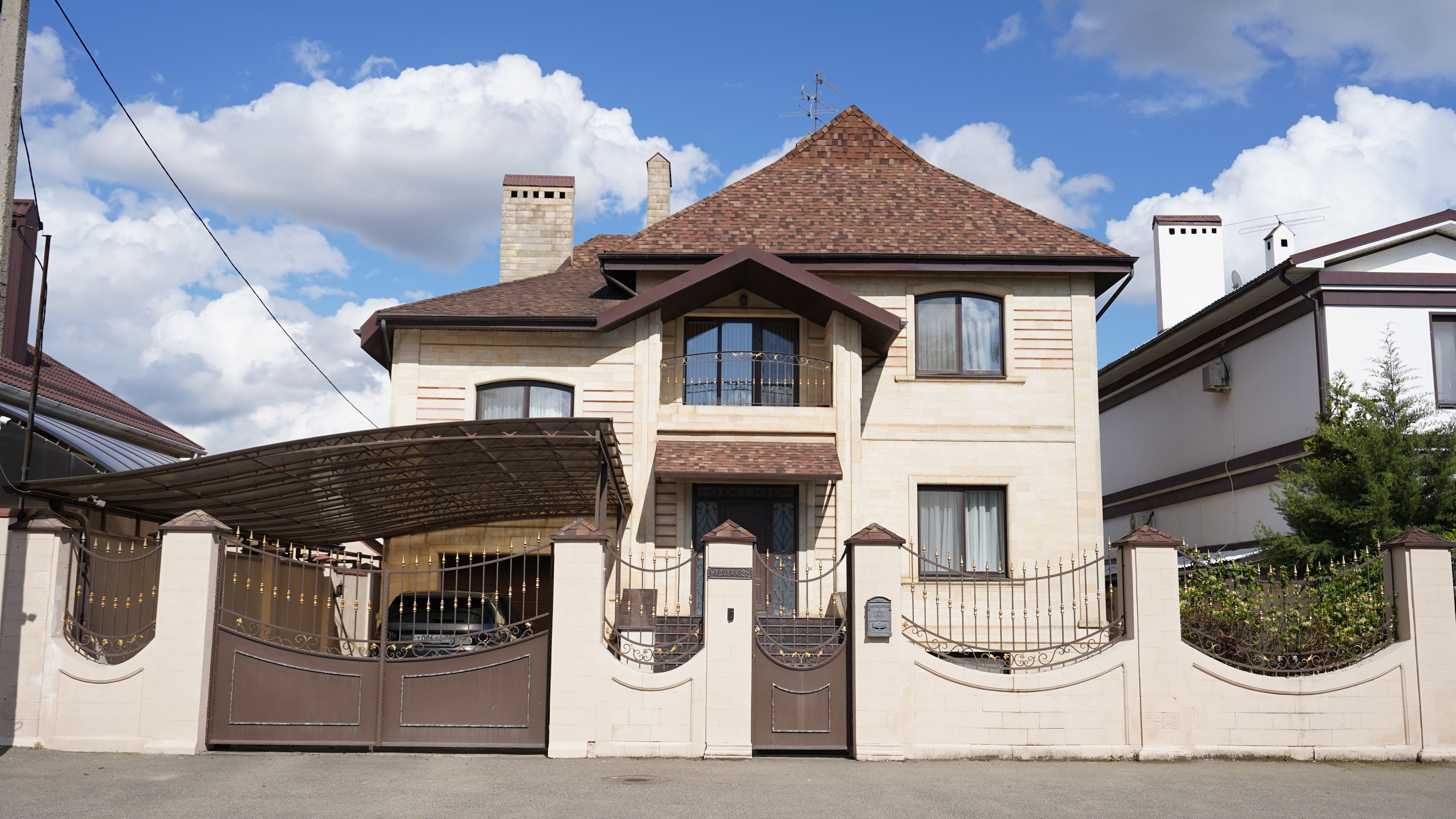 В Краснодаре на «Поле чудес» продают дом за <nobr class="_">125 млн</nobr> рублей. Он может принадлежать семье генерала Минобороны