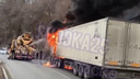 Бетономешалка тушила полыхающую фуру во Владивостоке. Кабина грузовика сгорела