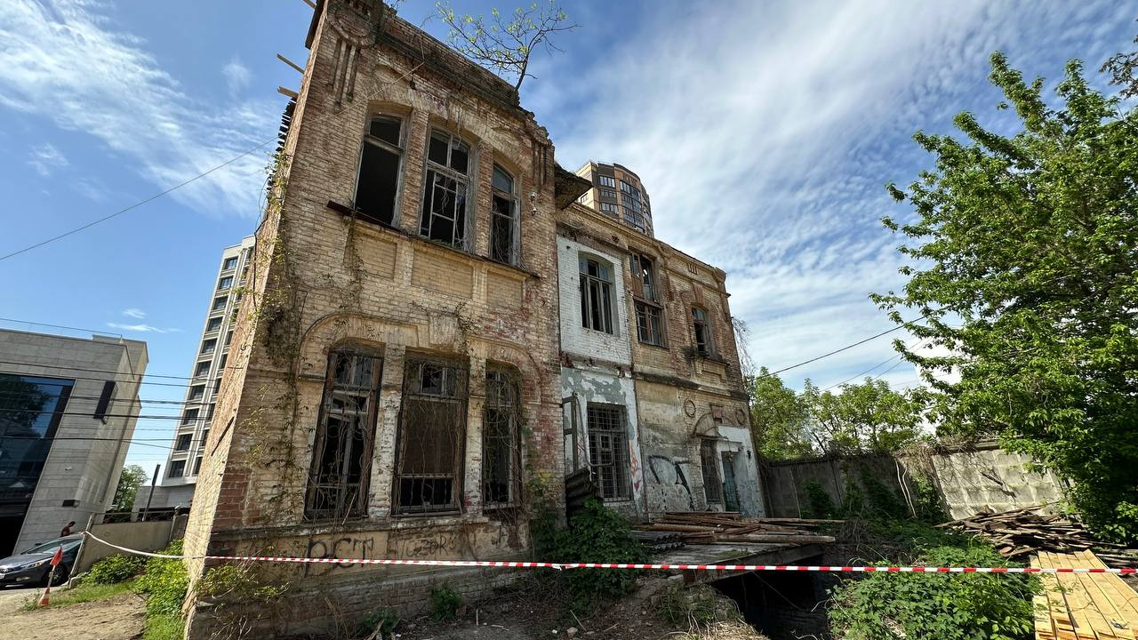 «Из крыши орех растет». Дом архитектора Косякина в Краснодаре начали реставрировать