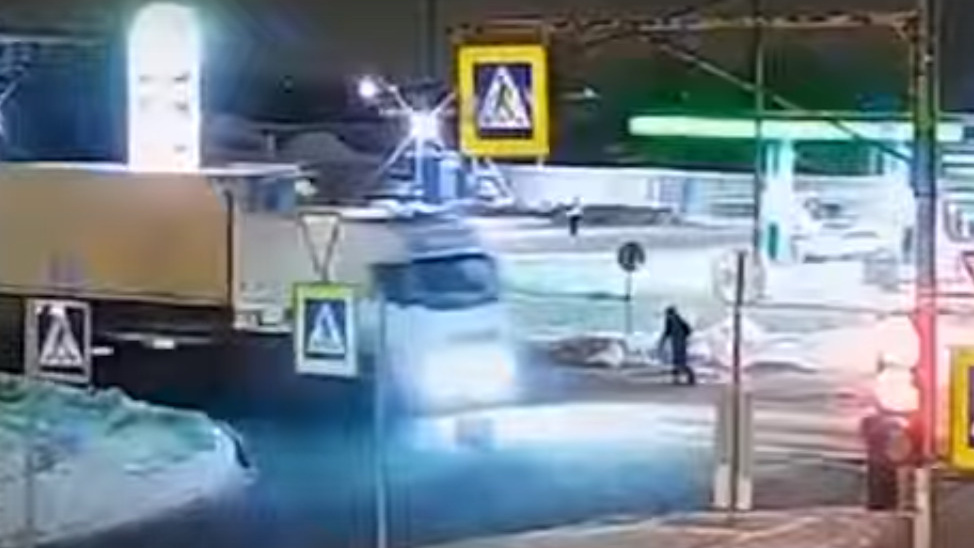 «Группа разбора»: смотрим видео ДТП, где пешеход сам бросился под машину — накажут ли за это водителя?