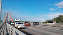 «Две из трех полос заблокированы»: два автомобиля столкнулись на Бугринском мосту— видео с места ДТП