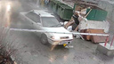 В Новосибирске водитель снес два шлагбаума во дворе дома — видео с целеустремленной Toyota