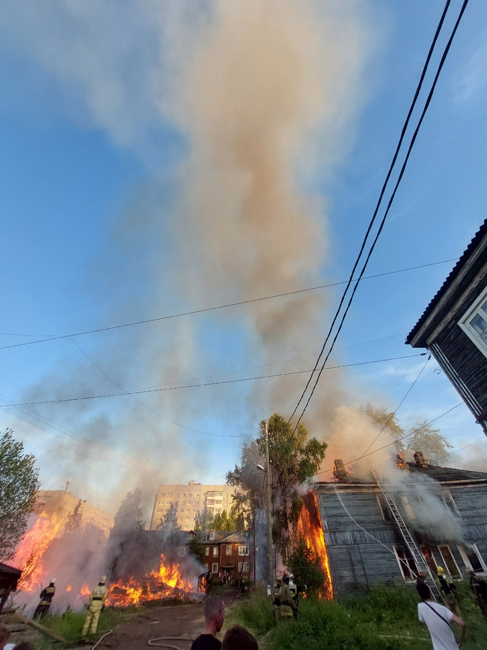 В Соломбале произошел пожар: огонь перекинулся с сараев на дом | 16.07.2023  | Архангельск - БезФормата