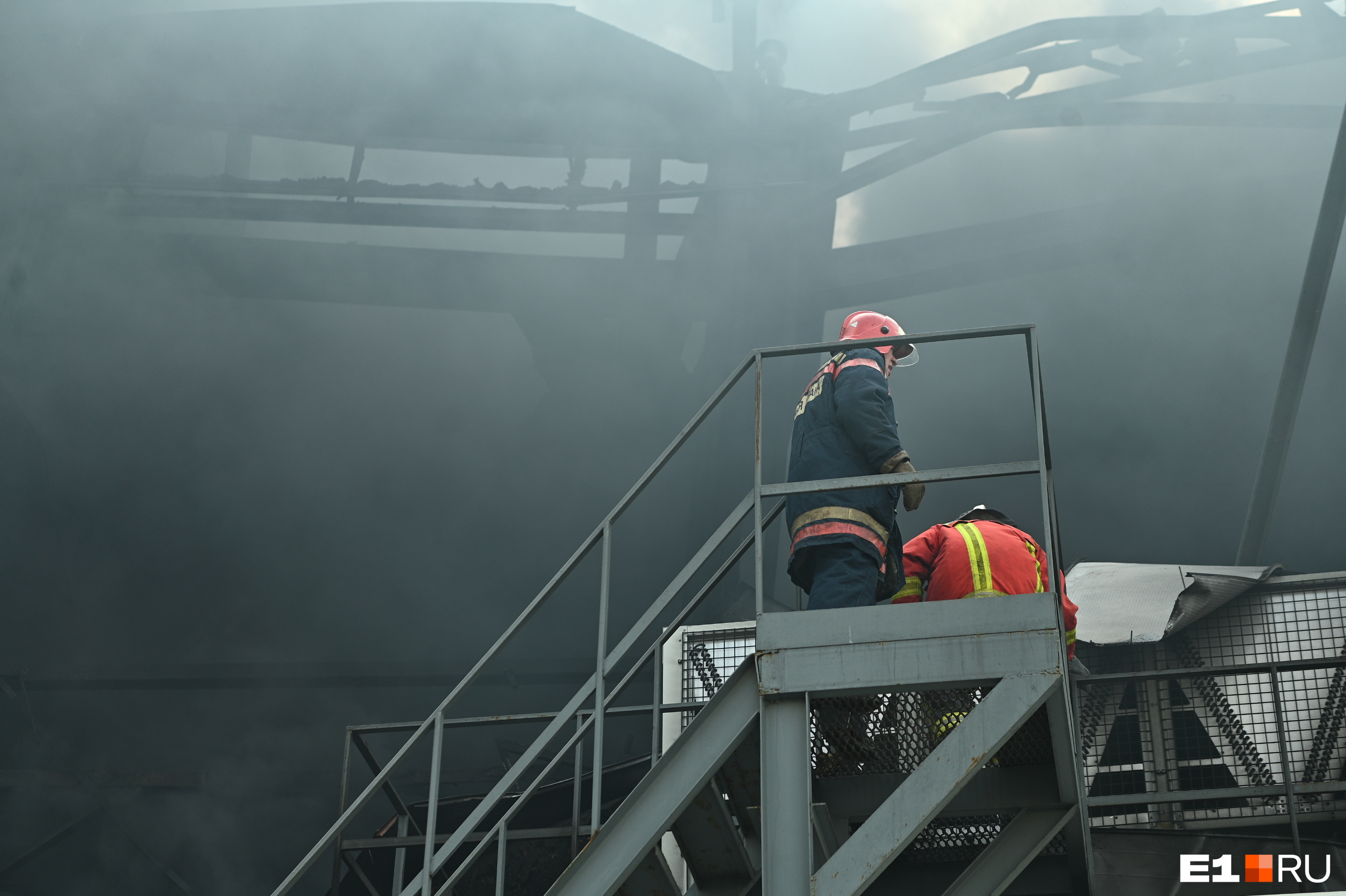 Когда пожар был почти локализован, обрушилась стена горящего здания
