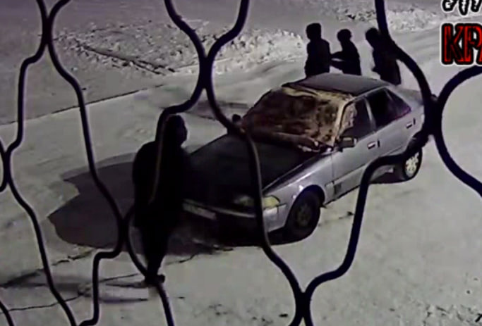 Пятеро подростков-вандалов ограбили четыре машины в Краснокаменске ночью