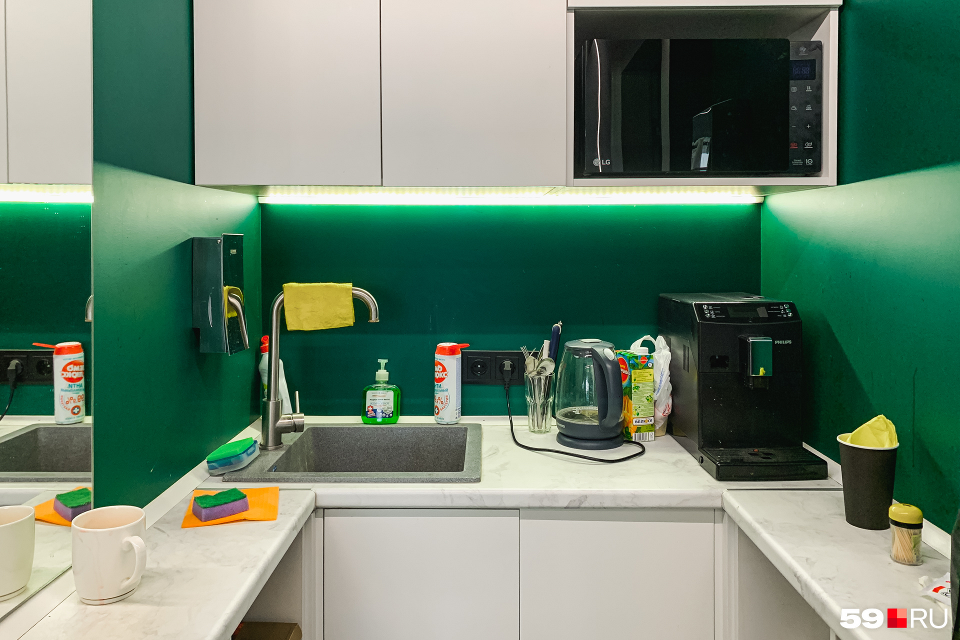 Небольшая кухонька с микроволновкой и кофеваркой: чтобы перекусить, не нужно спускаться на другие этажи