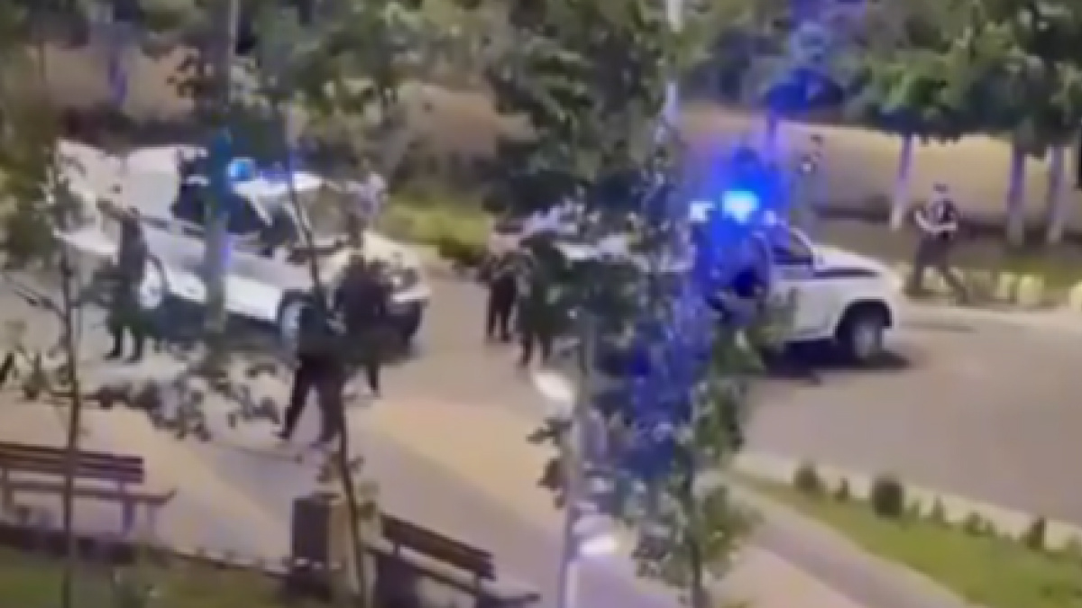 В столице Дагестана появилась толпа силовиков с оружием, местных просят не покидать дома. Видео