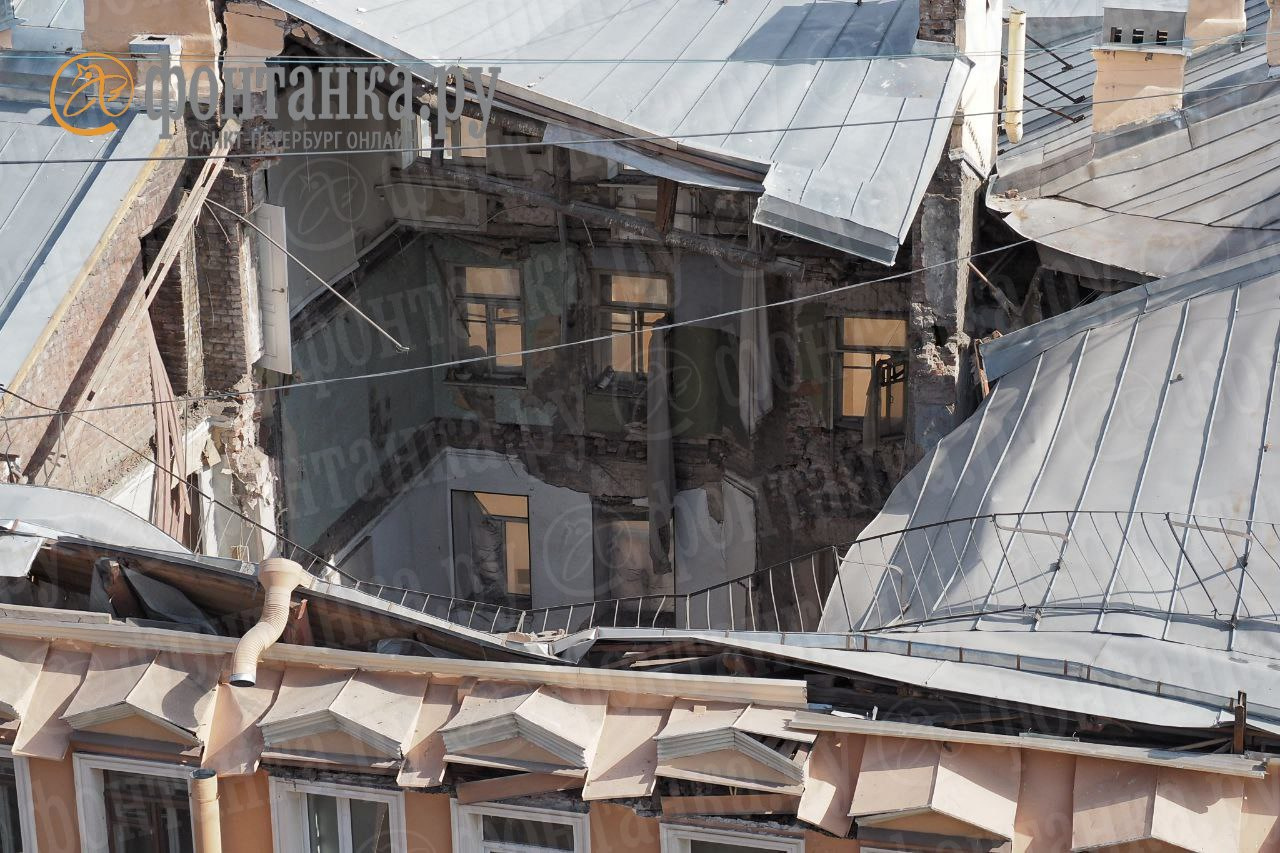 Фото дня. В доме на Большой Зелениной — огромная дыра, рухнула внутренняя часть с крышей и перекрытиями