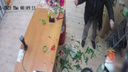 «Пожалуйста, всё забирай». Мужчина с ножом дерзко ограбил цветочный магазин в Красноярске