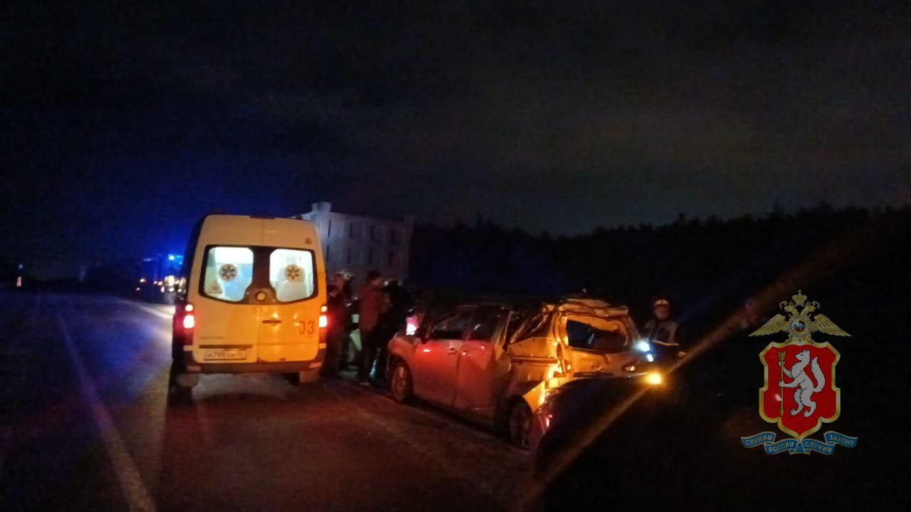 Под Екатеринбургом водитель Mercedes устроил массовую аварию. В ней пострадали шесть человек