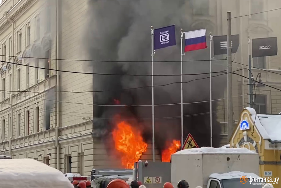 В центре Петербурга горит здание консерватории. Растут пробки