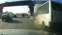Ехали с горящим капотом: на видео попал момент возгорания маршрутки с пассажирами в Новосибирске