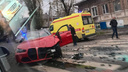 Дорогущая красная BMW протаранила бетонное ограждение в центре Ростова