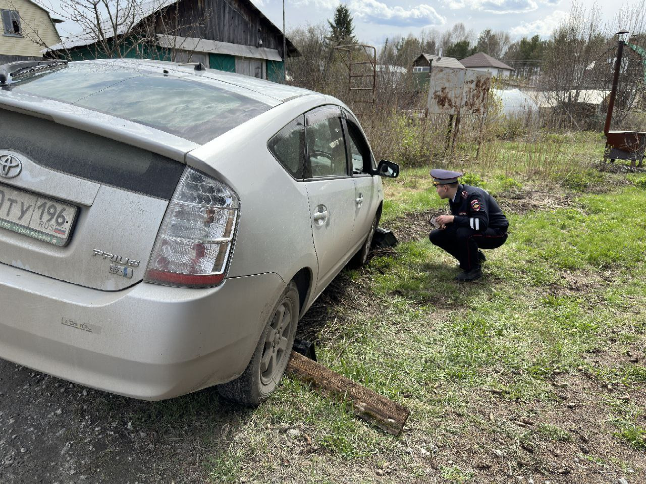 В Свердловской области таксист задавил пассажира, который вышел из машины и упал на дорогу
