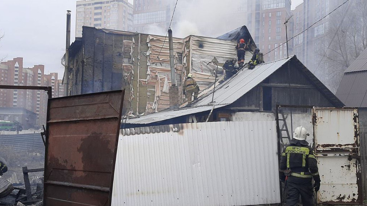 Дым видно издалека: в Новосибирске загорелся частный дом — видео полыхающего здания