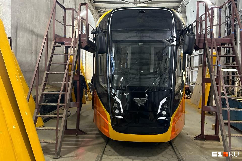 Появились первые фото вместительного трехсекционного трамвая, который будет ездить в Екатеринбурге