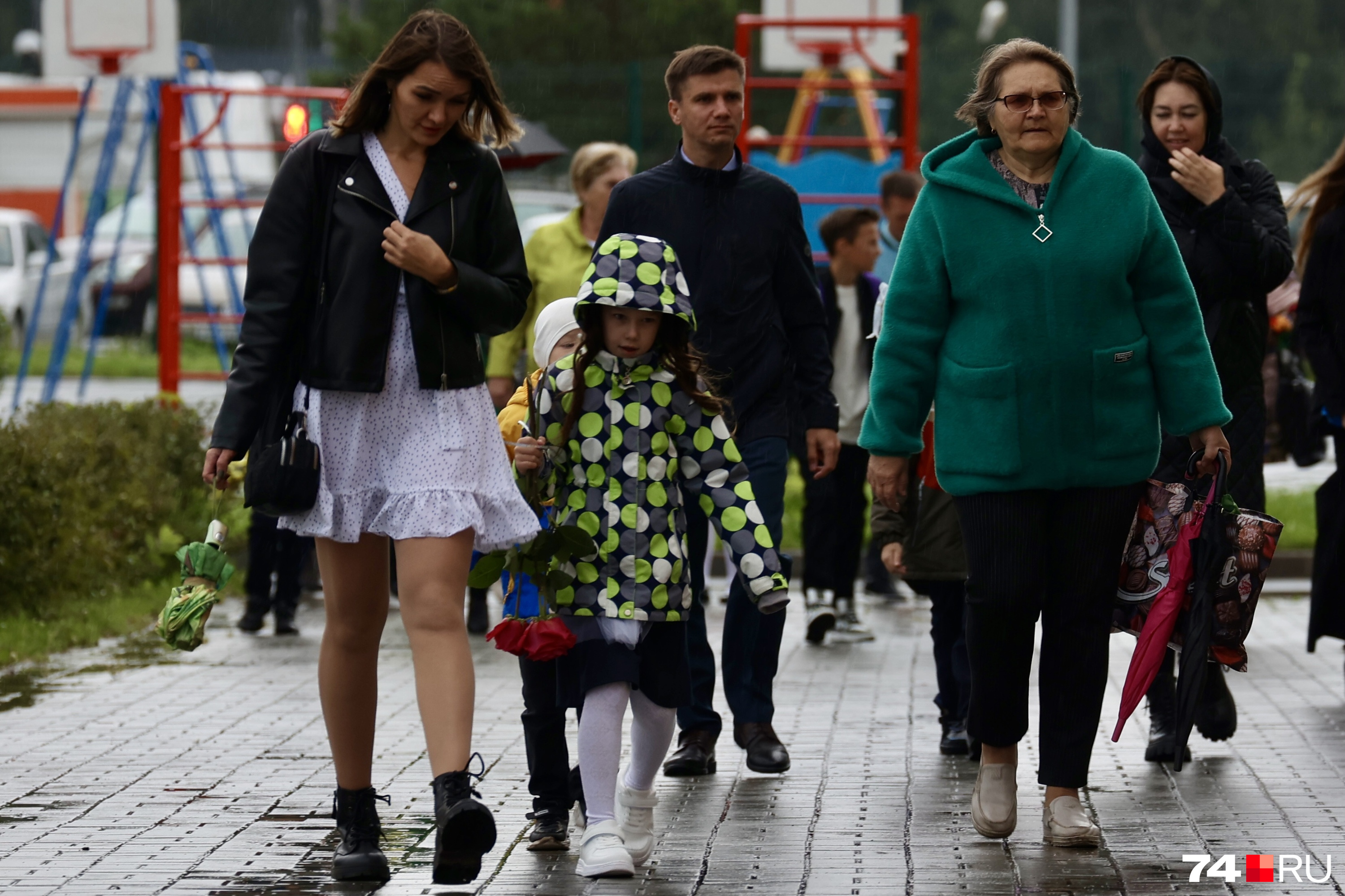 Бабушки, дедушки, родители, дети — весь поток родных проходит внутрь, ограничений, действовавших в прежние ковидные годы, в этот раз нет