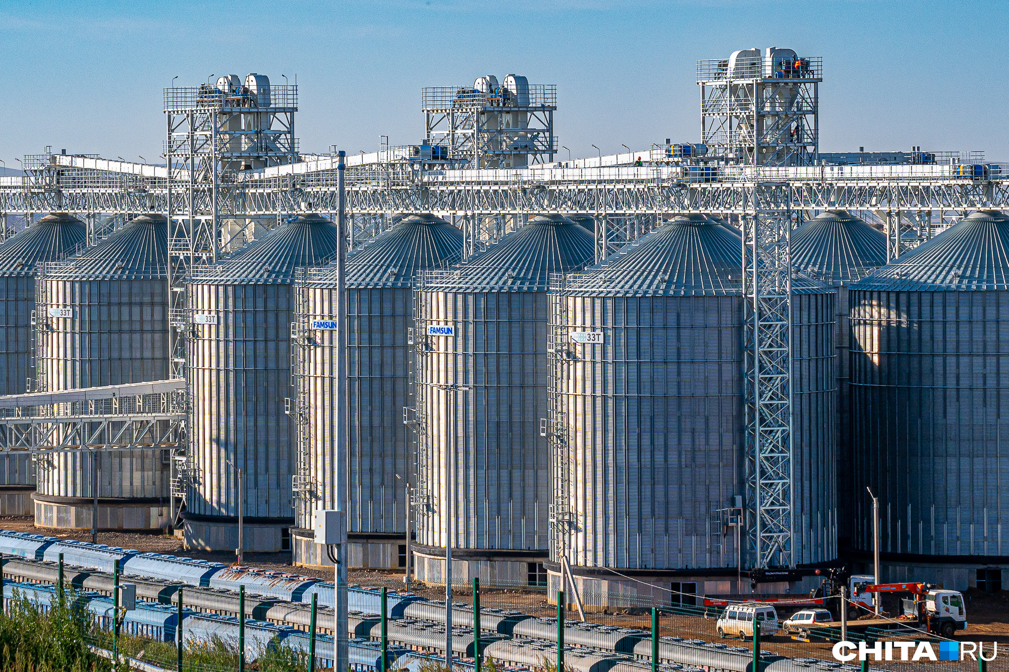 Можно предположить, что зерно будет поставляться из России в Забайкальск в обычных зерновозах, перегружаться на зерновом терминале в контейнеры и, соответственно, переотправляться на вагонах-платформах в Маньчжурию