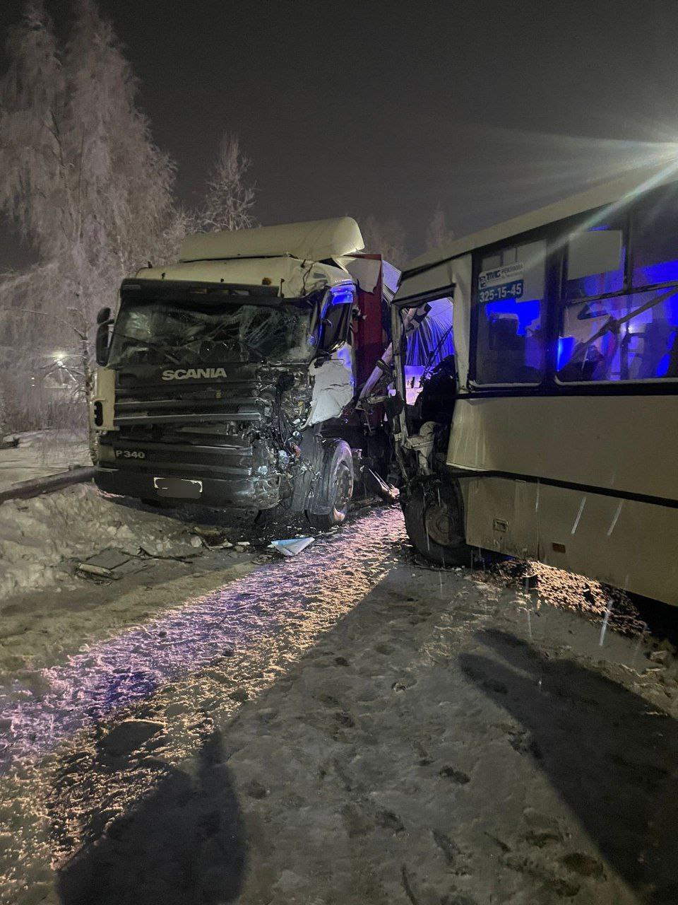 Фото: маршрутка попала в ДТП с грузовиком на встречке в Коммунаре в  Ленобласти - 27 декабря 2023 - ФОНТАНКА.ру