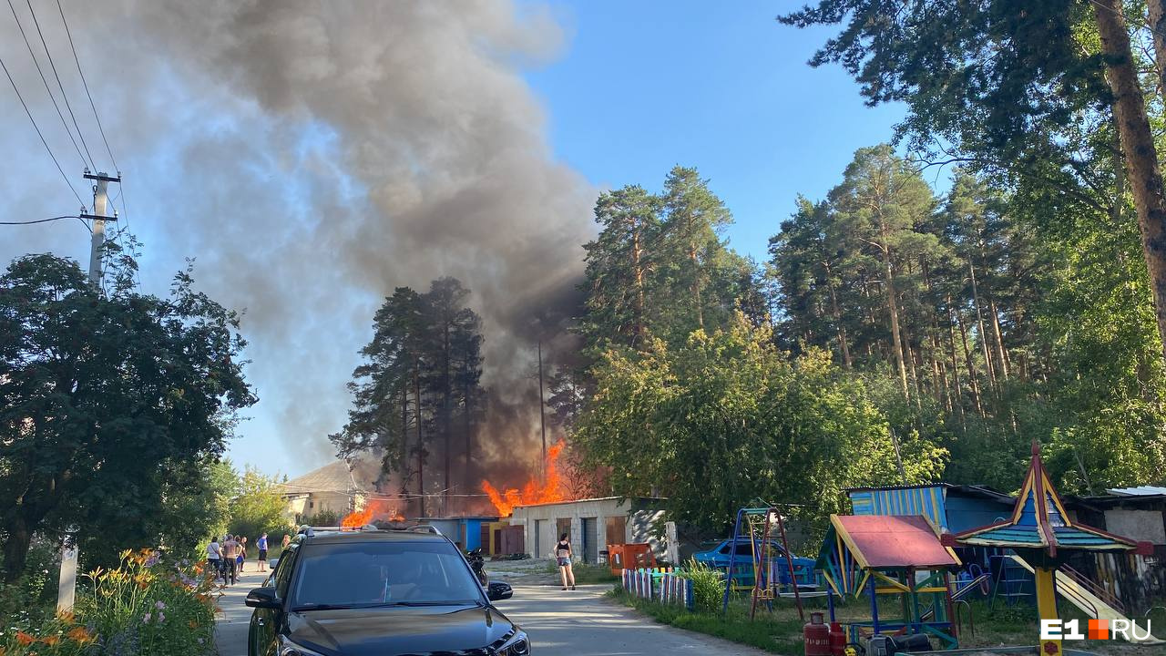 «Сосны уже горят»: у детской площадки в Екатеринбурге вспыхнул пожар. Видео
