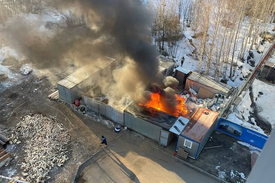 Жители Песочного показали, как громко горят бытовки