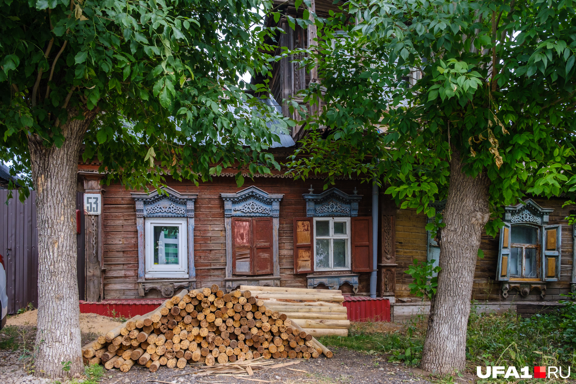 Дрова и красивые наличники