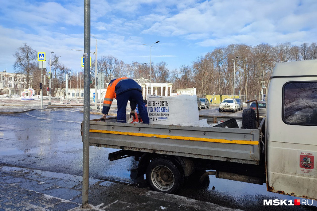 В Москве реагенты перевозят в огромных мешках