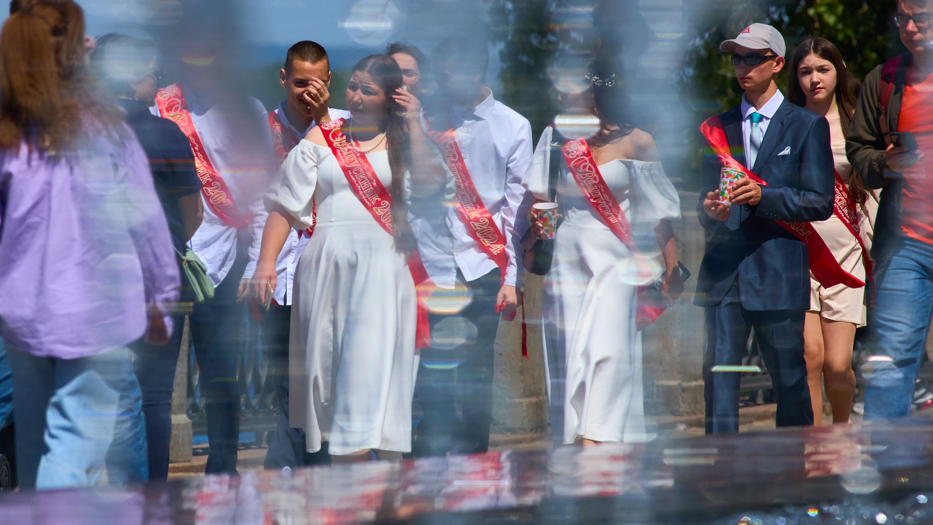 Белоснежные платья, самокаты и телефоны в руках: как самарские выпускники отметили последний звонок