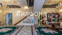 В Новосибирске за 33 млн продают коттедж с башенками и позолоченными потолками
