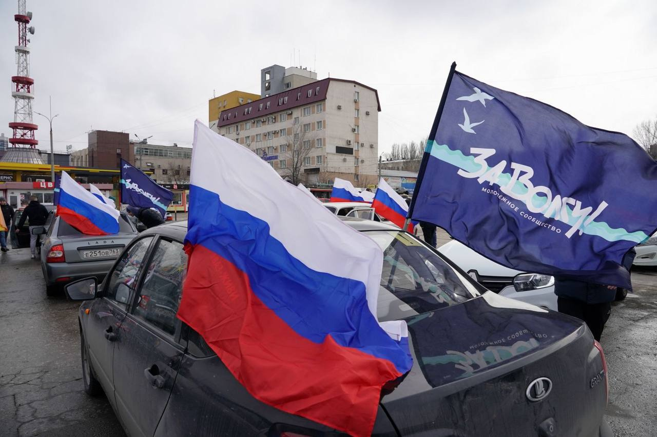 Над автомобилями развевались флаги России и молодежного сообщества «За Волгу»