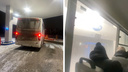 «Водитель встал и говорил по телефону»: автобус в Новосибирске закончил поездку на заправке — пассажирам пришлось брать такси