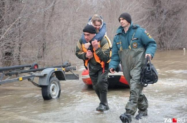 Паводок в России затопил более 13 тысяч домов. В Орске спасают кошек и собак