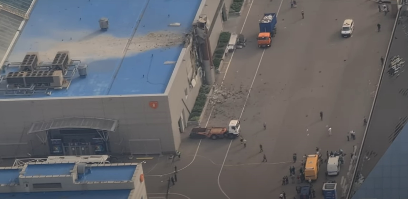 Повреждения «Экспоцентра» в Москве из-за беспилотника — крупным планом