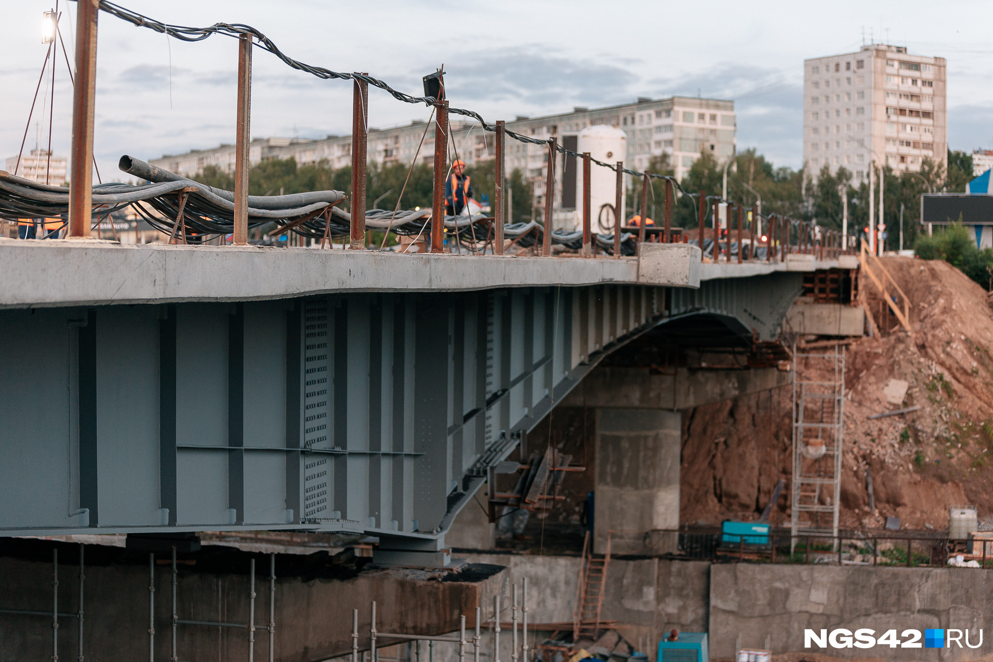 Когда закроют мост в кемерово. Университетский мост Кемерово. Новый театральный мост Кемерово. Кемерово стройка у университетского моста. Мост по Университетской набережной Челябинск 2024г.
