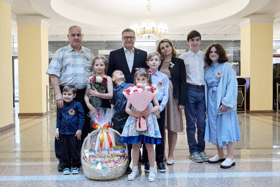 Семья Беловых, в которой семеро детей, сегодня побывали в гостях у губернатора Алексея Текслера