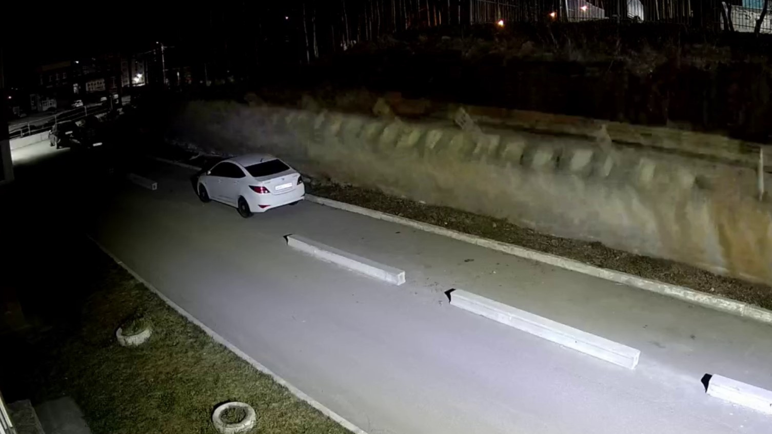 За пару секунд бетонная стена расплющила машину: появилось видео страшного обрушения под Екатеринбургом