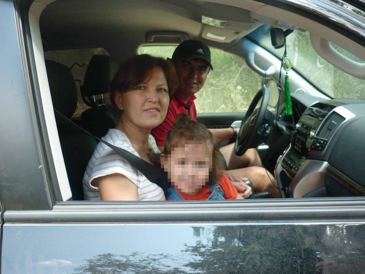 Азамат с женой и дочерью в родном Кулгунино