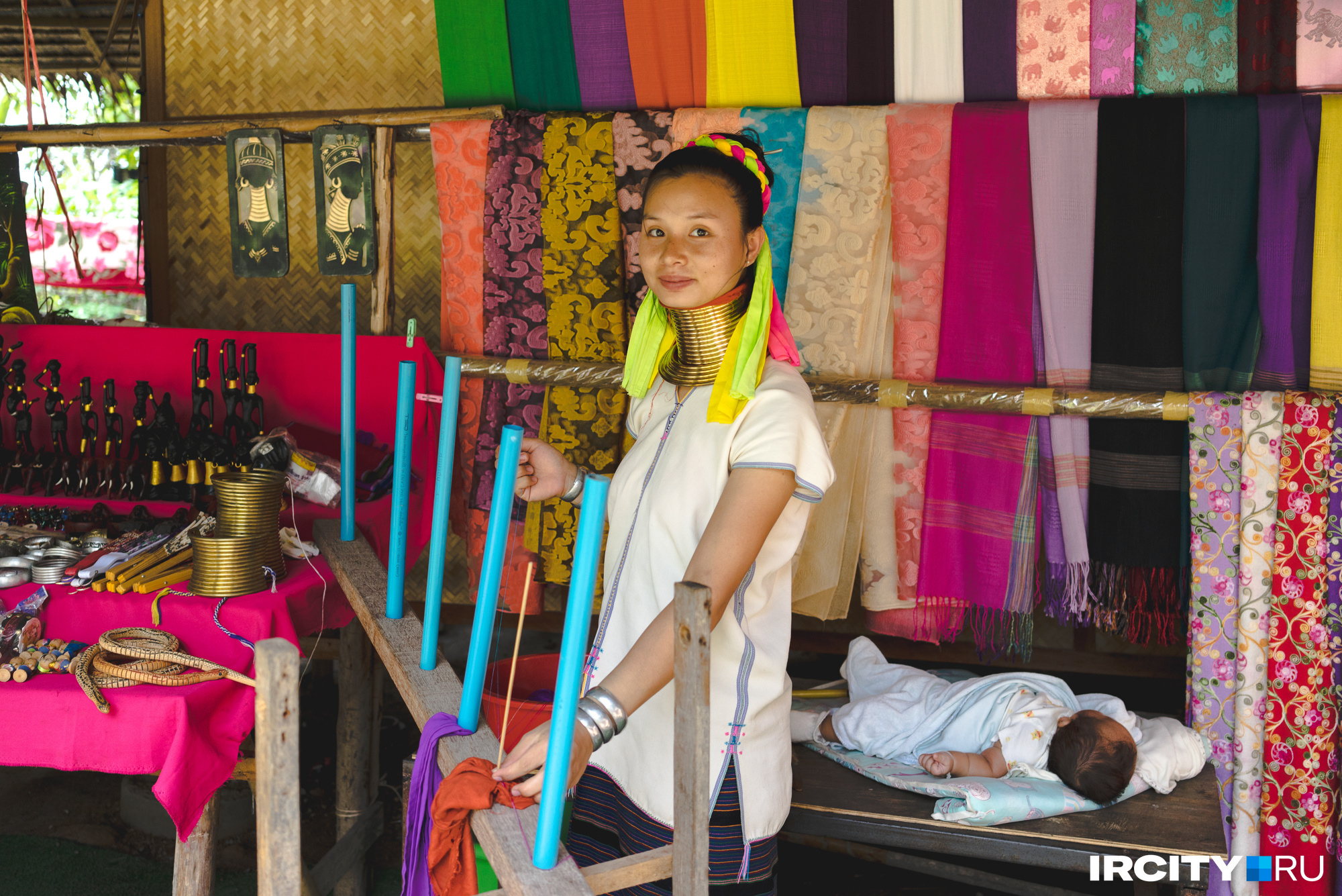 А это — жительница деревни длинношеих женщин племени Карен. Они вручную ткут шелковые платки, которые здесь же можно купить по очень приятной цене