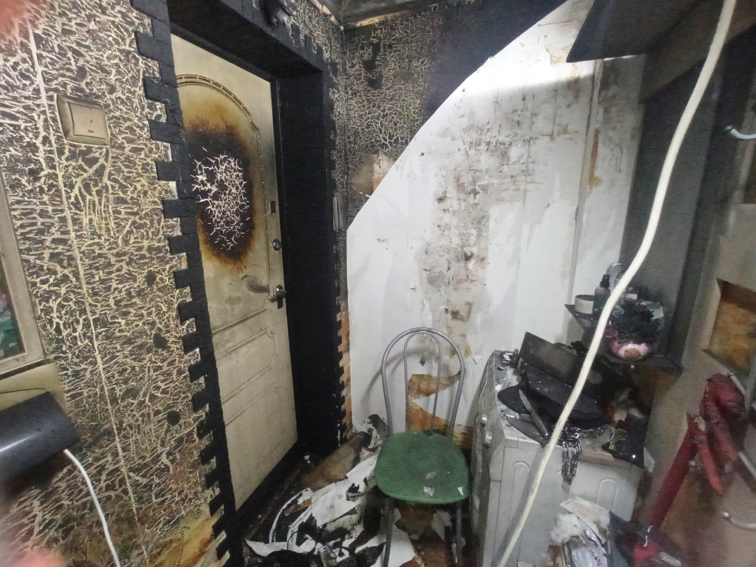 Хозяин квартиры потушил огонь самостоятельно, но ремонта теперь не избежать 