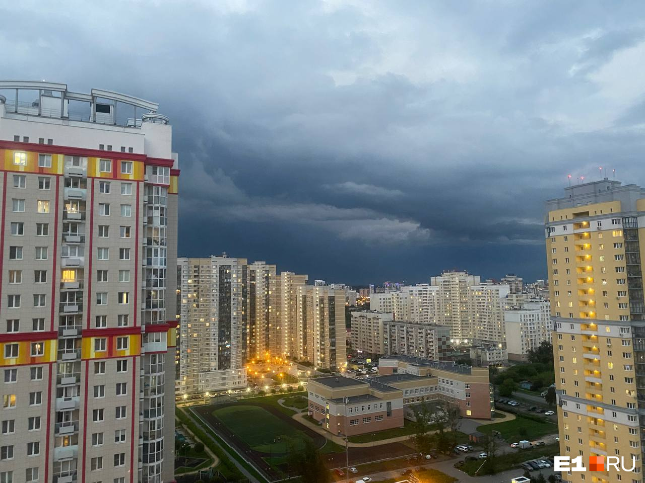 Это что, апокалипсис? Екатеринбург накрыло черное небо: видео, от которого мурашки по коже