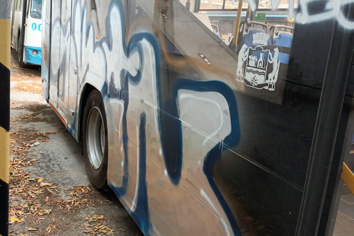 Весь в страшных каракулях: в Екатеринбурге вандалы изрисовали новый троллейбус за 30 млн рублей