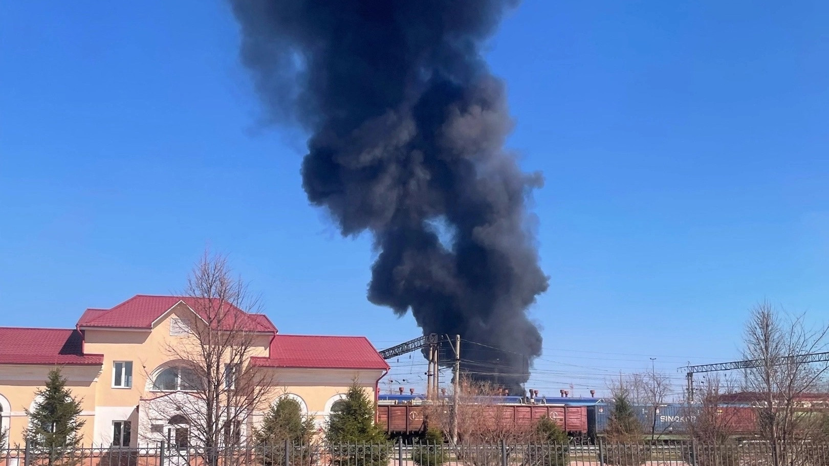 В Нефтяниках страшный пожар — черный дым виден из центра