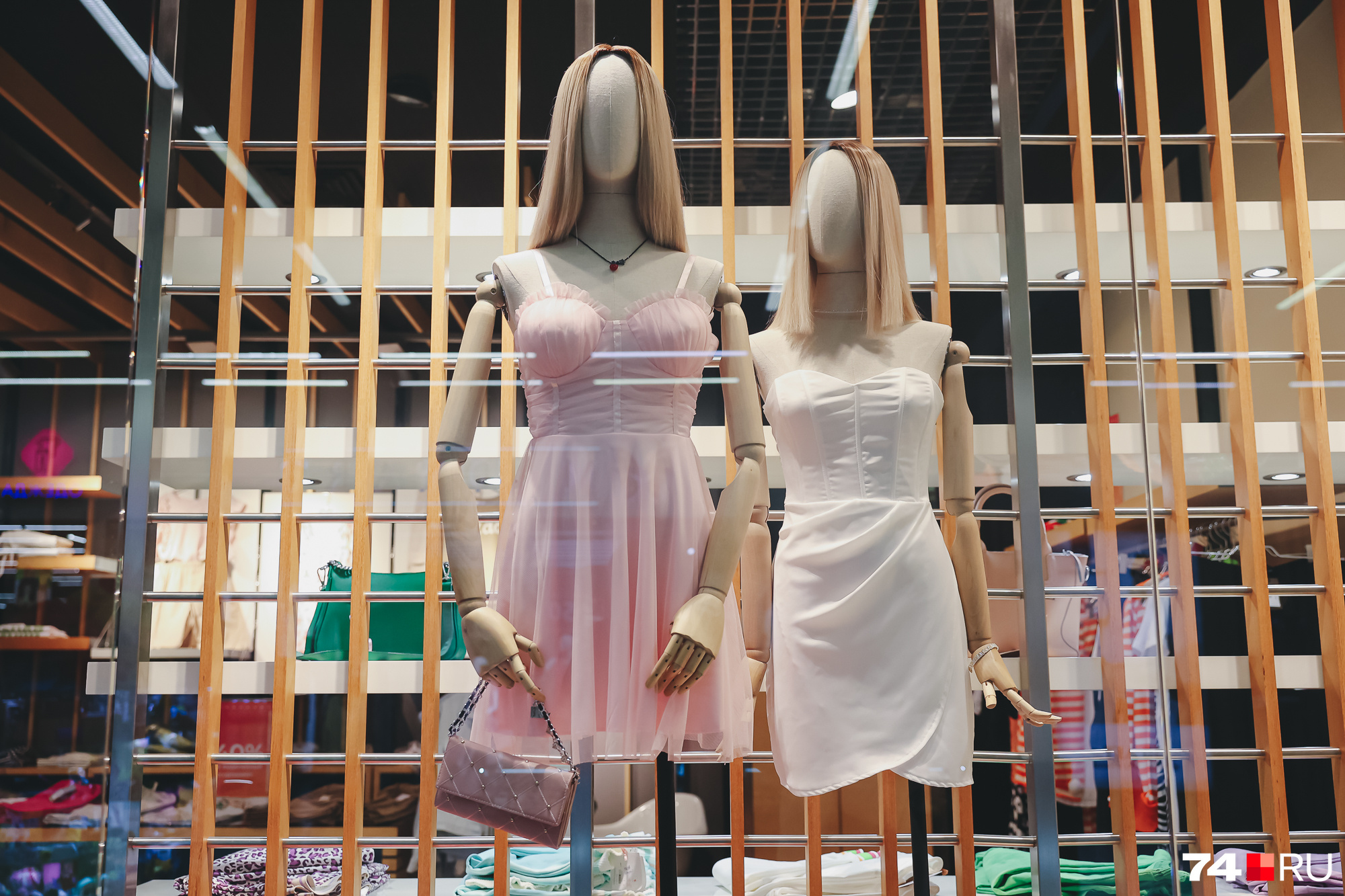 Розовый и молочный — самые актуальные сейчас оттенки. Эти платья стоят 4 тысячи 490 рублей