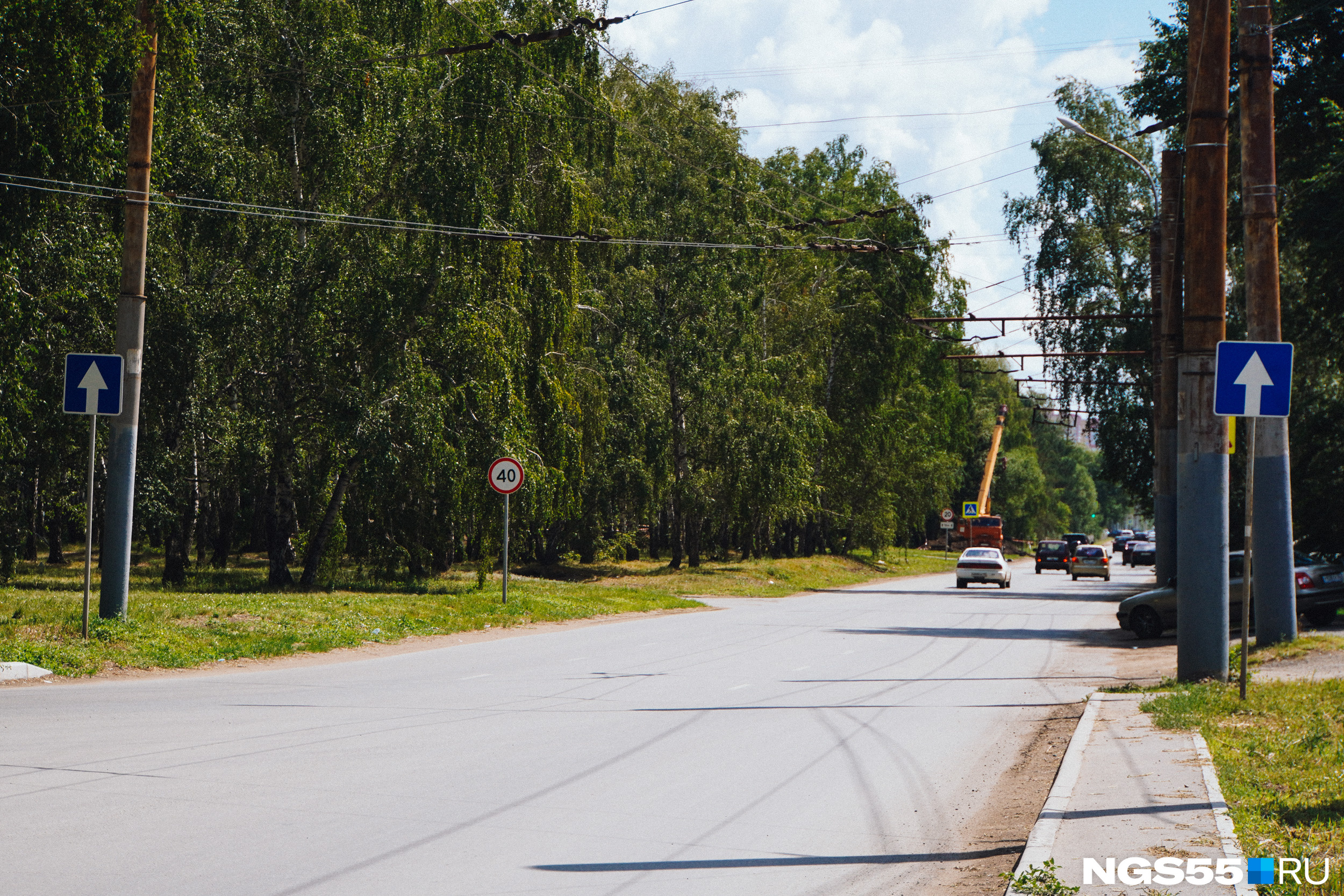 Улица имени Николая Федоровича Ватутина начинается от улицы Лукашевича. Разделительной линией между полос движения транспорта служит настоящий березовый лес