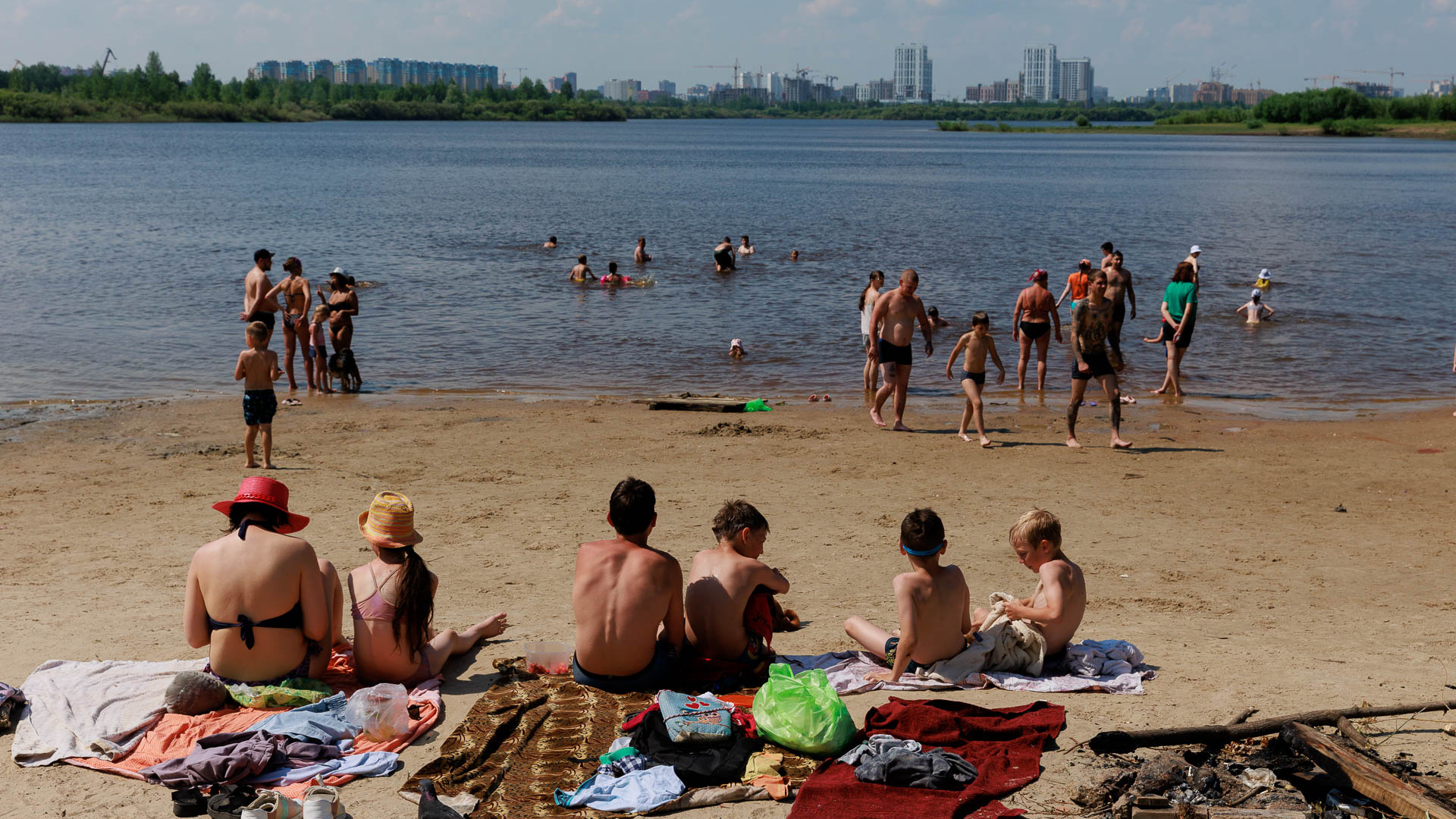 «Всё пропахло шашлыком, музыка орет!»: как горожане оценивают пляжи в окрестностях Ижевска?
